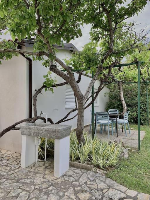 Sunny Grandma'S Garden Apartment Башка Экстерьер фото